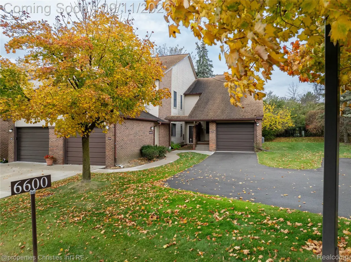 6600 Ridgefield Circle, West Bloomfield, MI 48322 - #1
