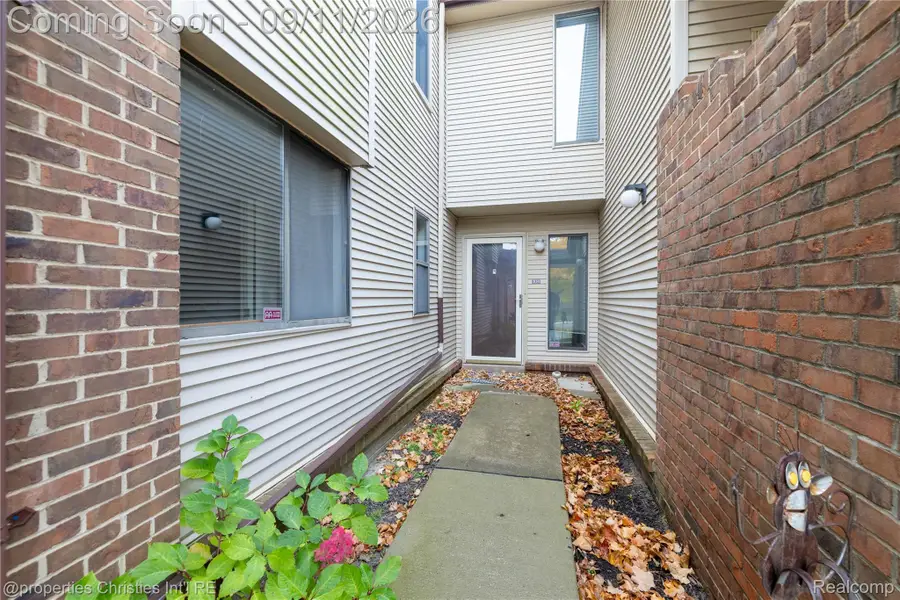 6600 Ridgefield Circle, West Bloomfield, MI 48322 - #3