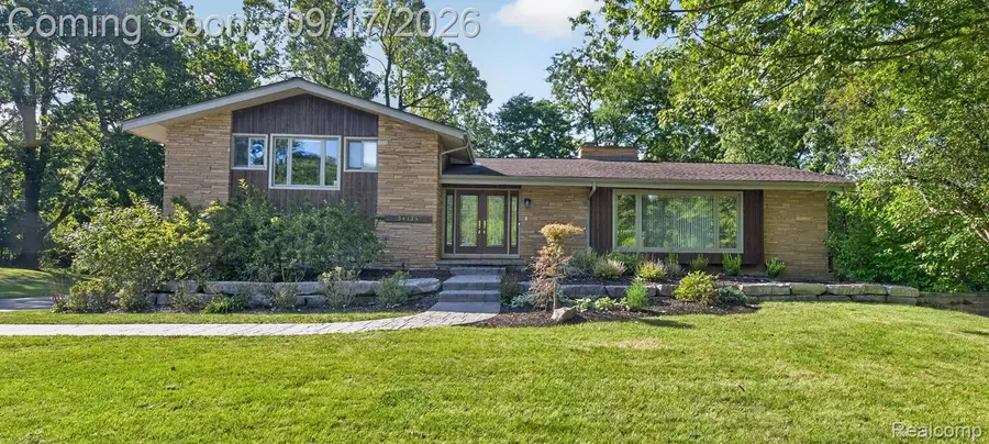 34135 Brittany Drive, Farmington Hills, MI 48335 - #2