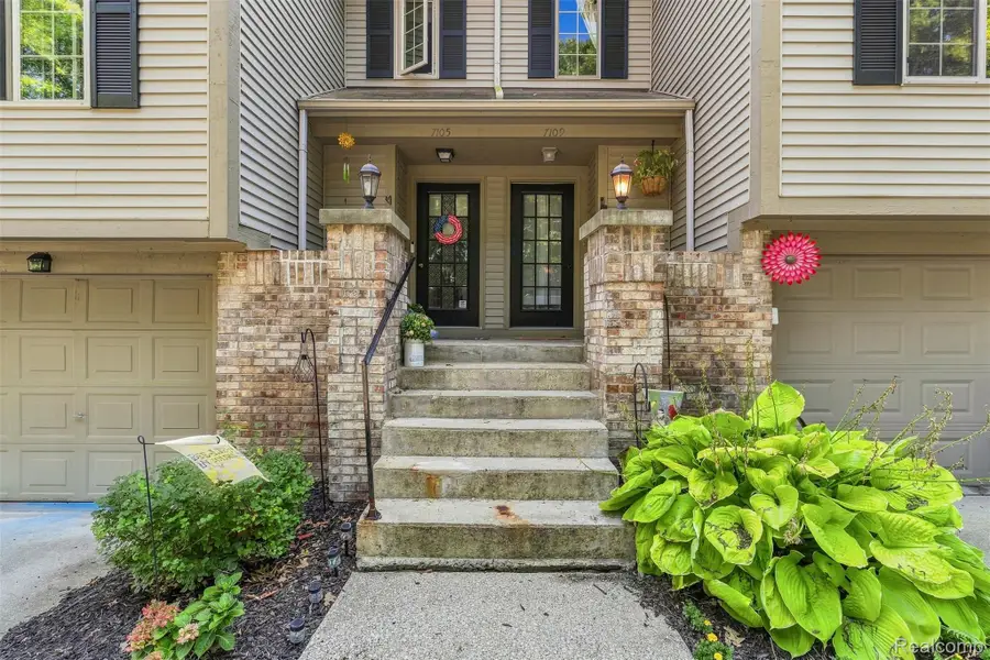 7109 Colonial Oaks Drive, Waterford, MI 48327 - #2