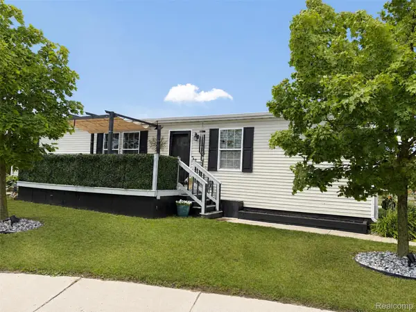 9860 Townsquare Blvd, Fenton, MI 48430