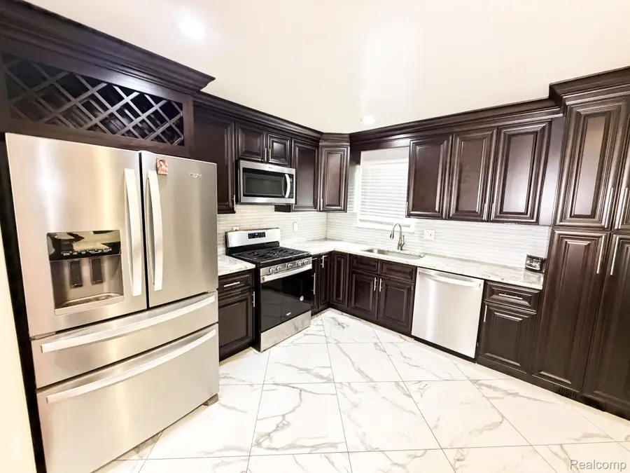 8439 Plumbrook Road, Sterling Heights, MI 48313 - #3