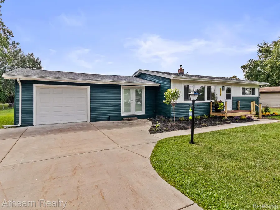6146 Sun Valley Drive, Grand Blanc, MI 48439 - #2