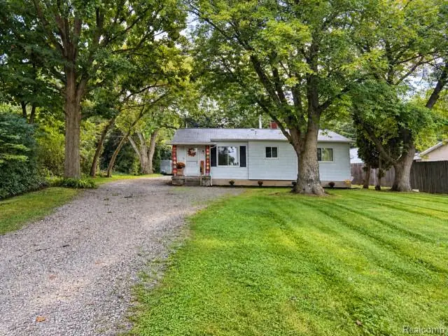 3131 W Maple Avenue, Flint, MI 48507 - #2
