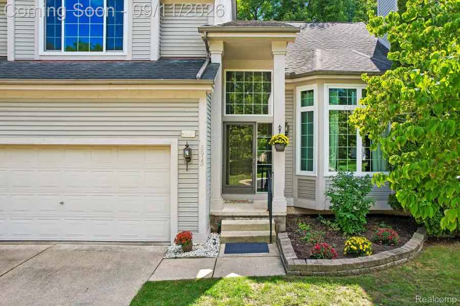 6913 Fox Lane, Waterford, MI 48327 - #3