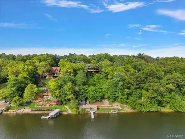 7291 Parkwood Drive, Fenton, MI 48430