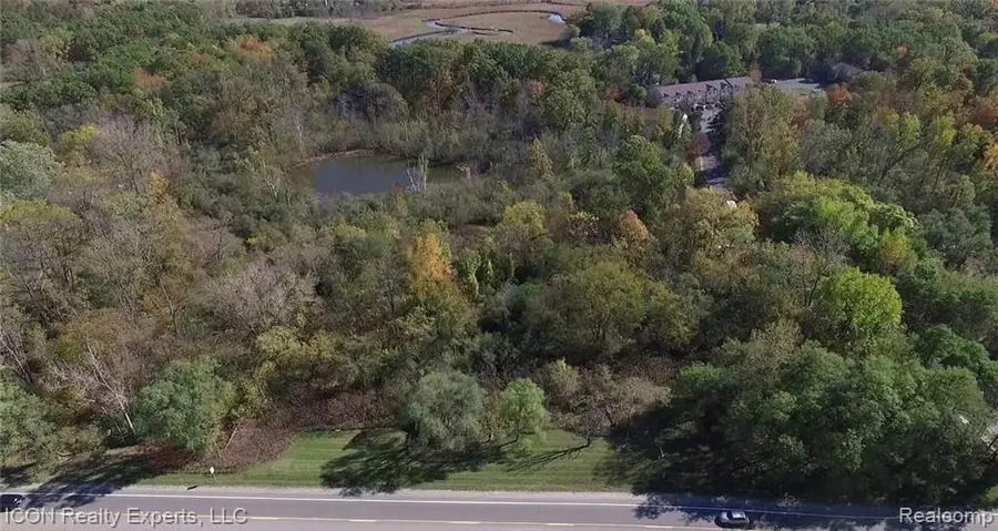 5743 Cooley Lake Rd, Waterford, MI 48327 - #2