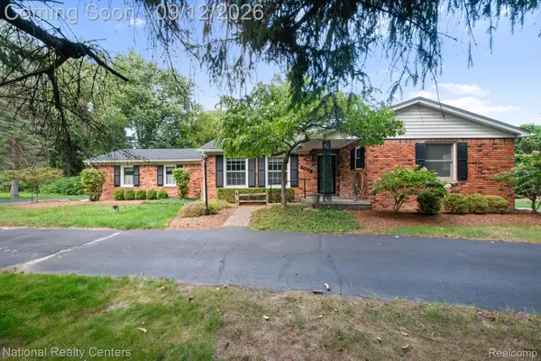 2074 Pear Tree Lane, Oakland, MI 48363