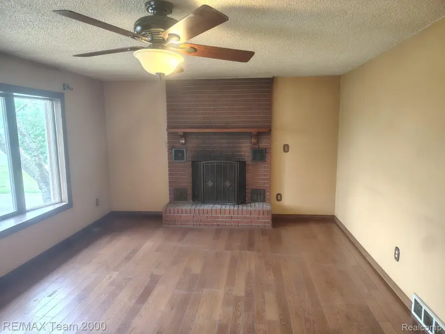 30501 W Jefferson Avenue, Gibraltar, MI 48173 - #3