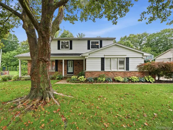 36587 Heatherton Drive, Farmington, MI 48335