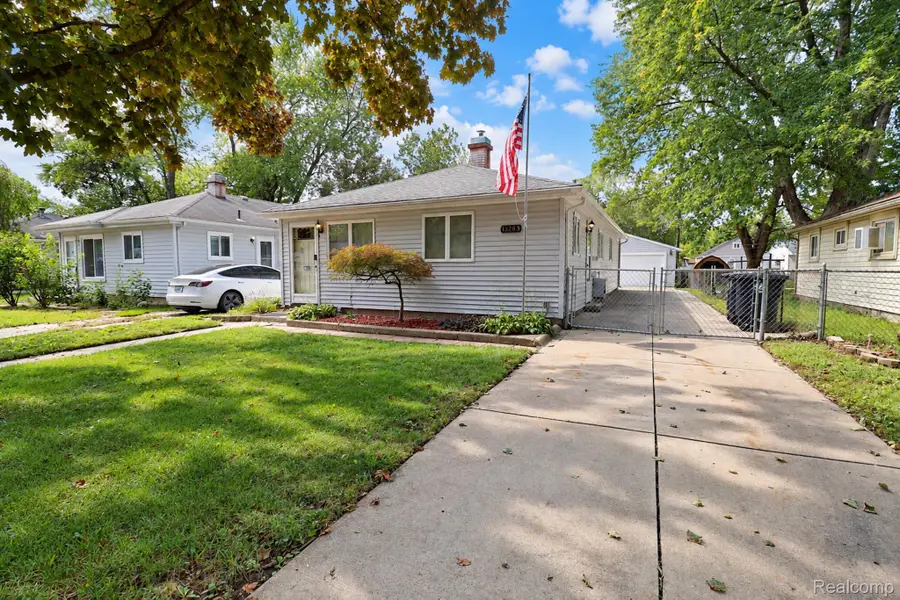 18285 Deering Street, Livonia, MI 48152 - #3