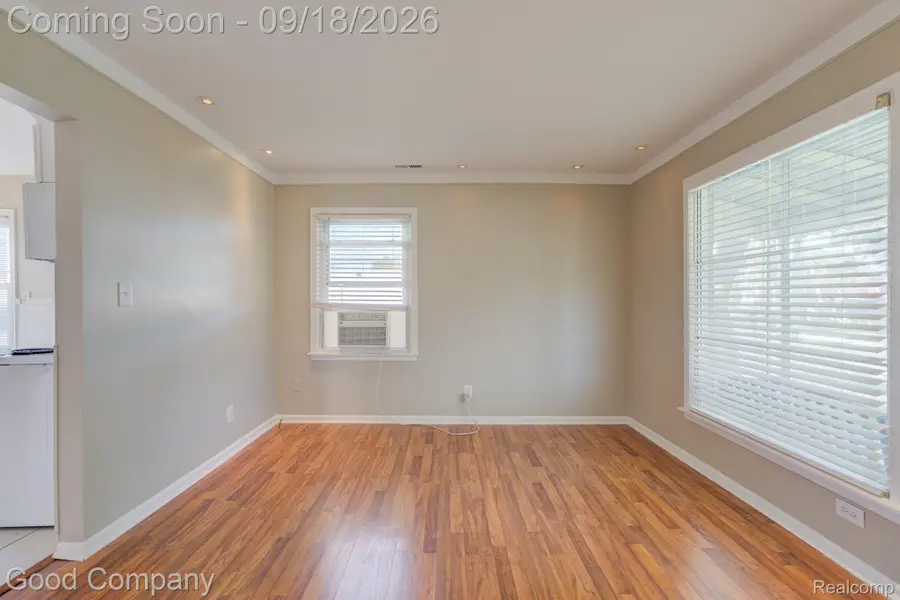 38 E Rowland Avenue, Madison Heights, MI 48071 - #3