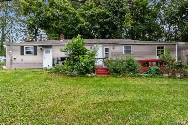1054 E Mandeville Street, Burton, MI 48529
