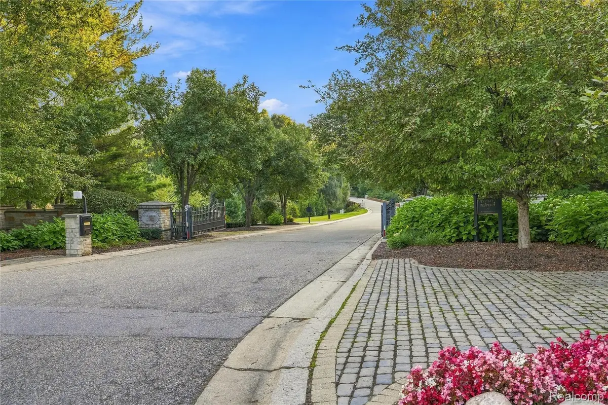 556 Barrington Court, Bloomfield Hills, MI 48304 - #1