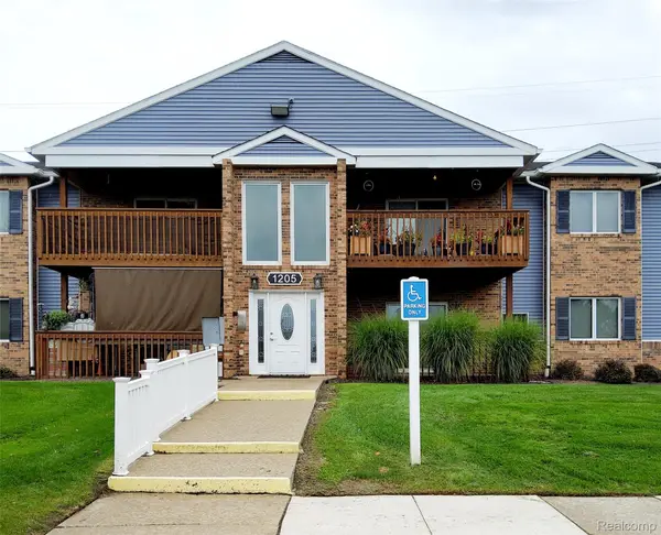 1205 Harbour Drive #35, Trenton, MI 48183