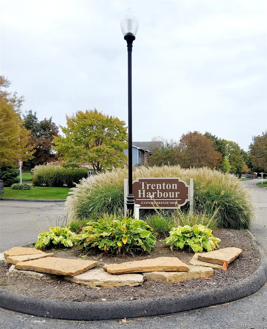 1205 Harbour Drive #35, Trenton, MI 48183 - #2