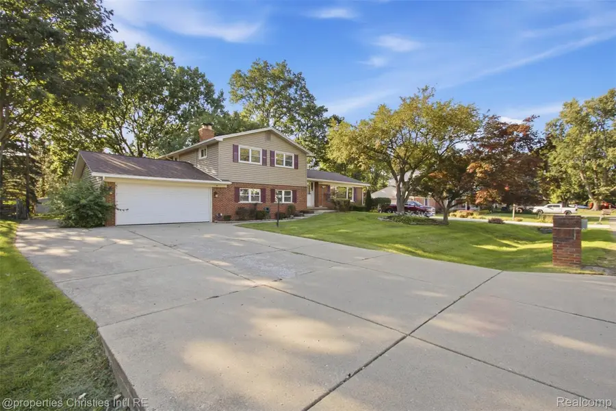36521 Gloucester Drive, Clinton Township, MI 48035 - #2