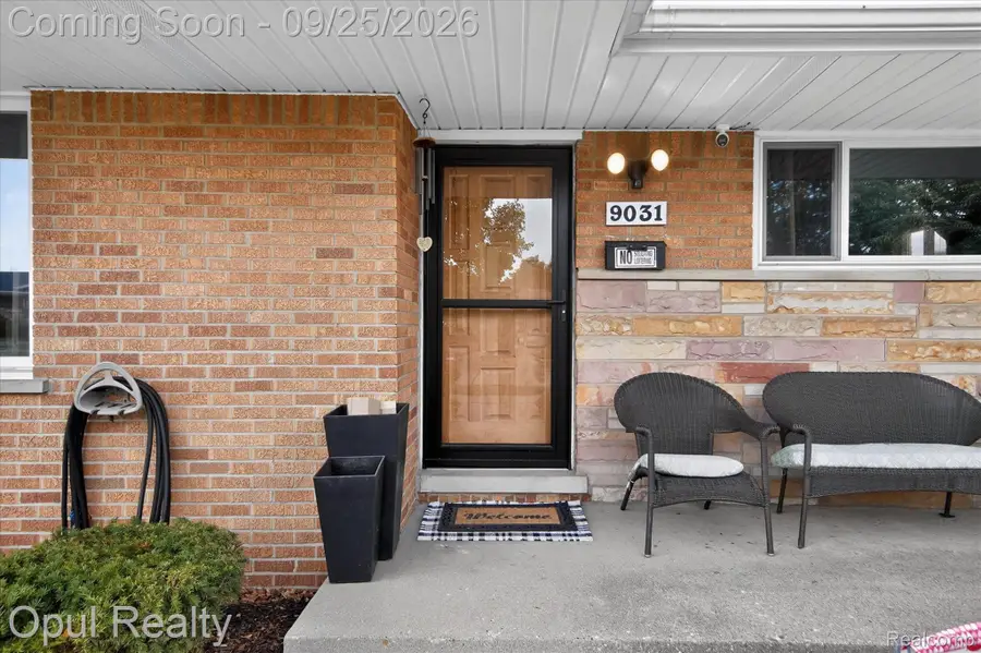 9031 Laurel Street, Livonia, MI 48150 - #2