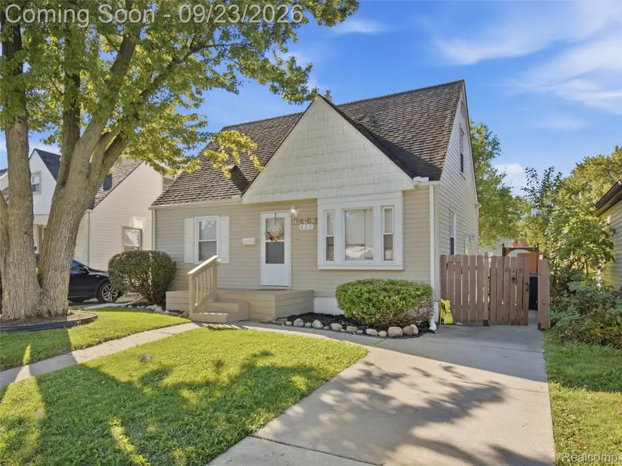 629 W Kalama Avenue, Madison Heights, MI 48071 - #2