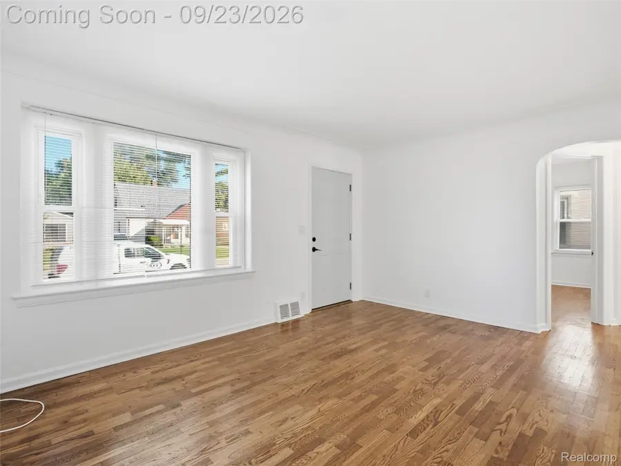 629 W Kalama Avenue, Madison Heights, MI 48071 - #3