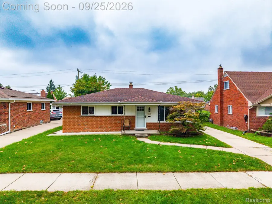 20811 Crestmont Lane, Dearborn Heights, MI 48127 - #2