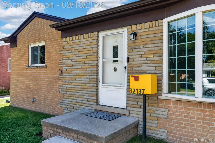 32137 Hees Street, Livonia, MI 48150 - #3