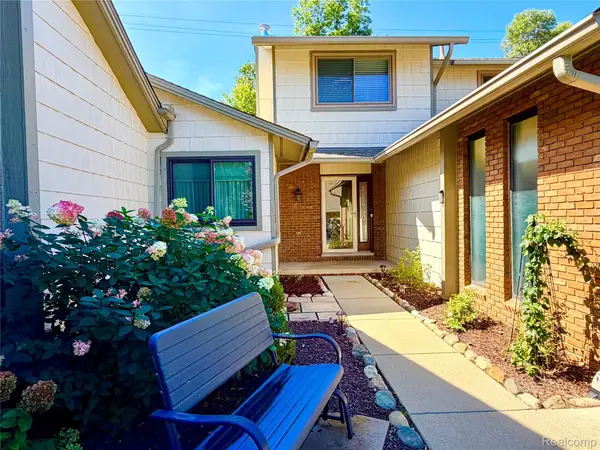 48148 Colony Farm Circle Circle, Plymouth, MI 48170