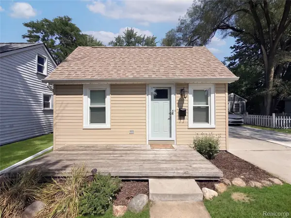 20919 Hollywood Street, HarperWoods, MI 48225