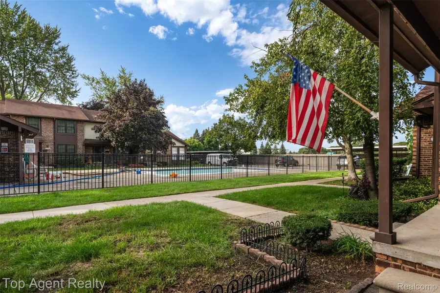 28340 Queens Court, Warren, MI 48093 - #2