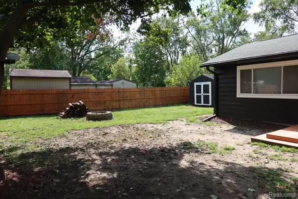 1223 W Miller Road, Lansing, MI 48911