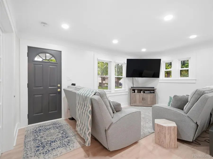 142 S Tilden Avenue, Waterford, MI 48328 - #3