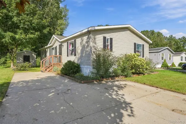 28034 Charlemagne, Romulus, MI 48174