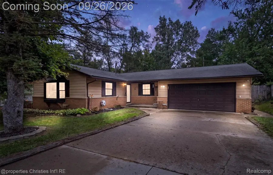 225 S Williams Lake Road, Waterford, MI 48327 - #2