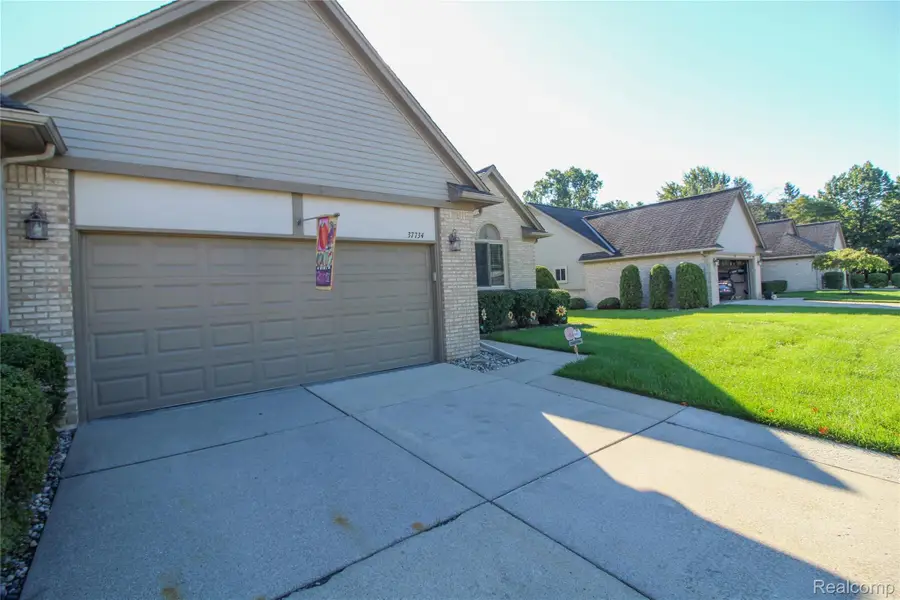 37734 Pebble Pointe Court, Clinton Township, MI 48038 - #3
