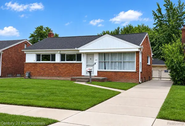 33071 Barton Street, GardenCity, MI 48135