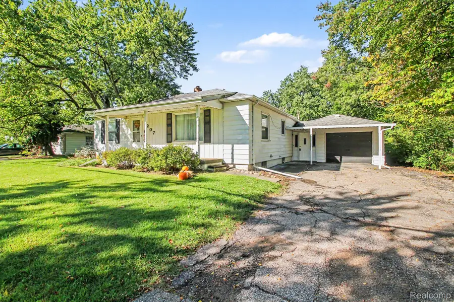 207 N Elms Road, Flushing, MI 48433 - #2