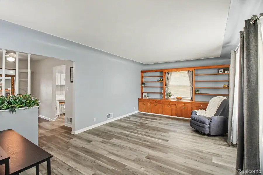 207 N Elms Road, Flushing, MI 48433 - #3