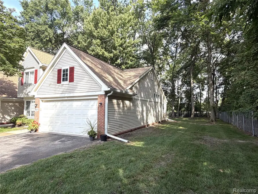 6541 Pembrook DR, Westland, MI 48185 - #2