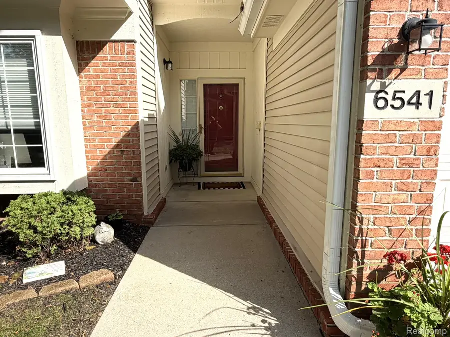 6541 Pembrook DR, Westland, MI 48185 - #3