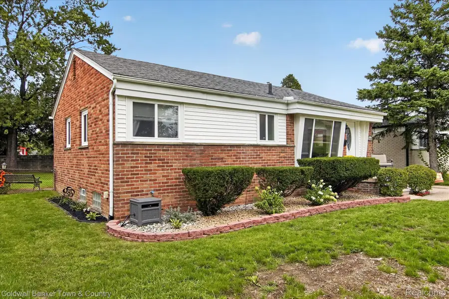29100 Elmira Street, Livonia, MI 48150 - #2