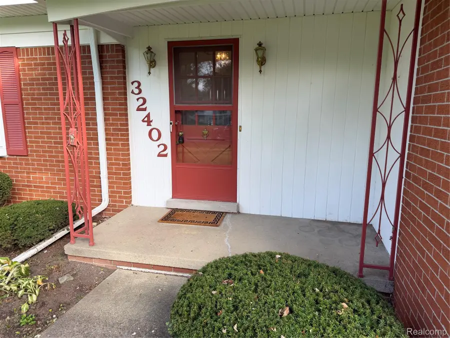 32402 Dunford Street, Farmington Hills, MI 48334 - #2