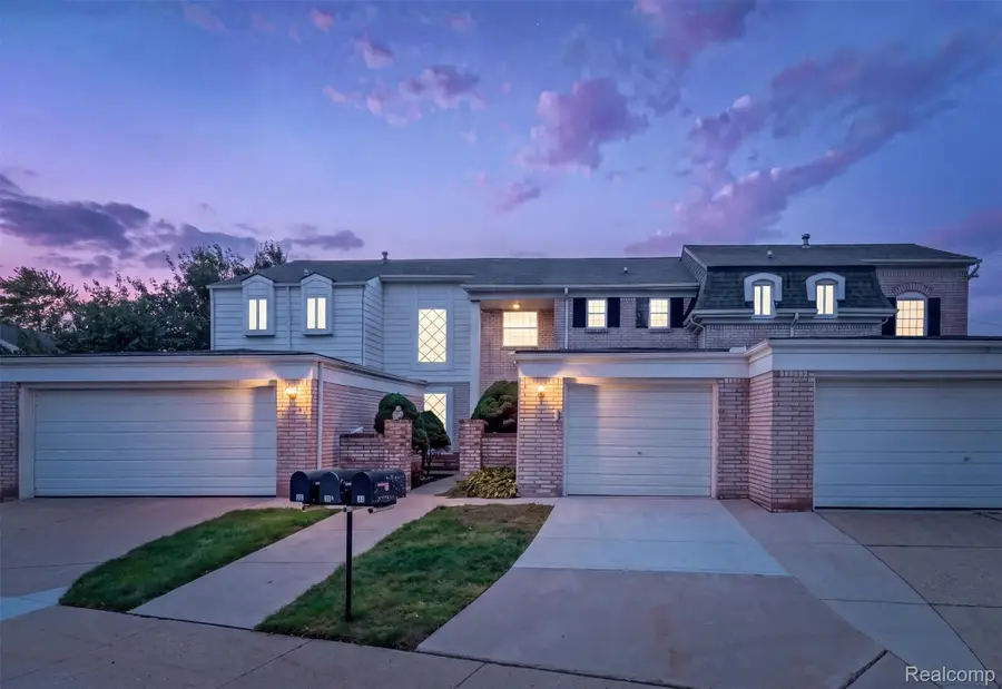 46 Stratford Lane, Rochester Hills, MI 48309 - #3