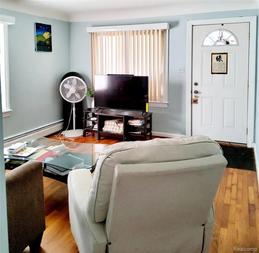 25525 Powers Avenue, Dearborn Heights, MI 48125 - #2