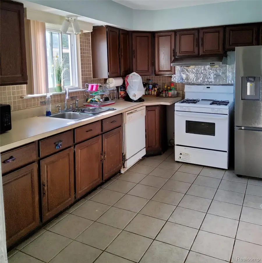 25525 Powers Avenue, Dearborn Heights, MI 48125 - #3