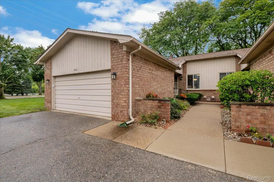 27011 Lincolnshire Drive, Southfield, MI 48034 - #2