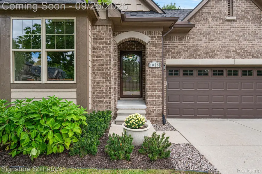 1075 Hampshire Court, Rochester Hills, MI 48307 - #2