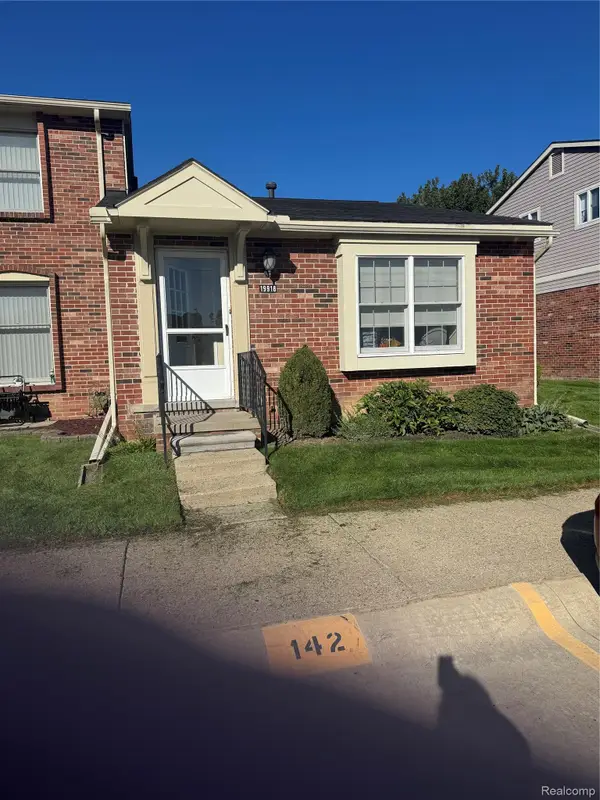 19918 Great Oaks Circle S #136, ClintonTownship, MI 48036