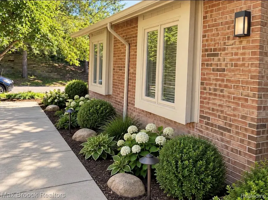 5663 Hillcrest Circle E #64, West Bloomfield, MI 48322 - #2