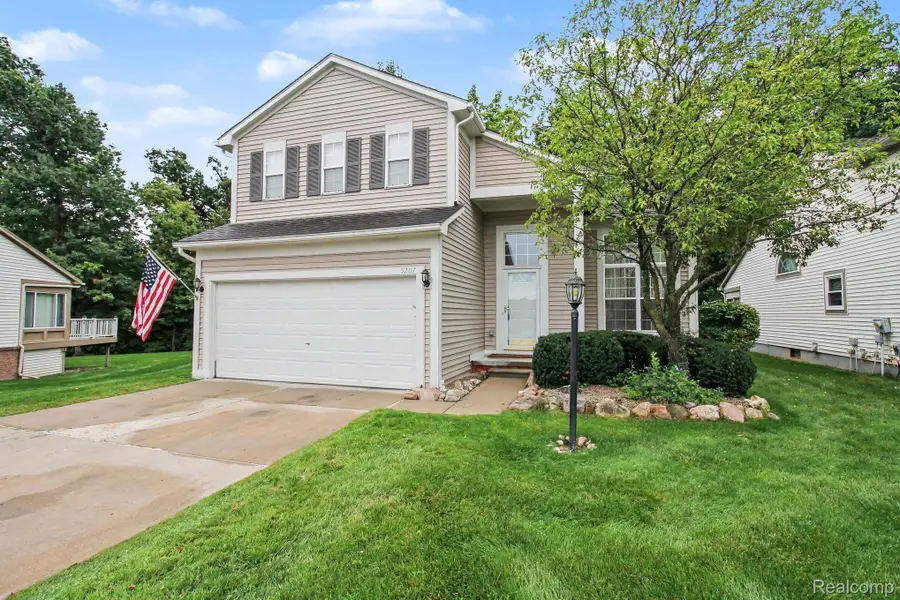 5207 Sandalwood Circle, Grand Blanc, MI 48439 - #2