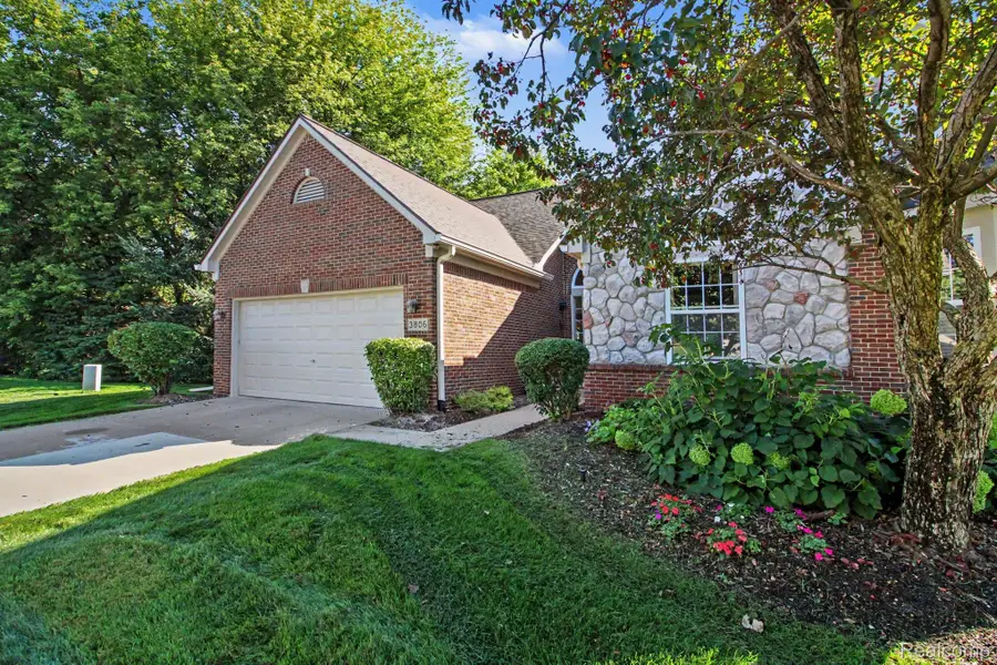 3806 Arbor Drive, Auburn Hills, MI 48326 - #2